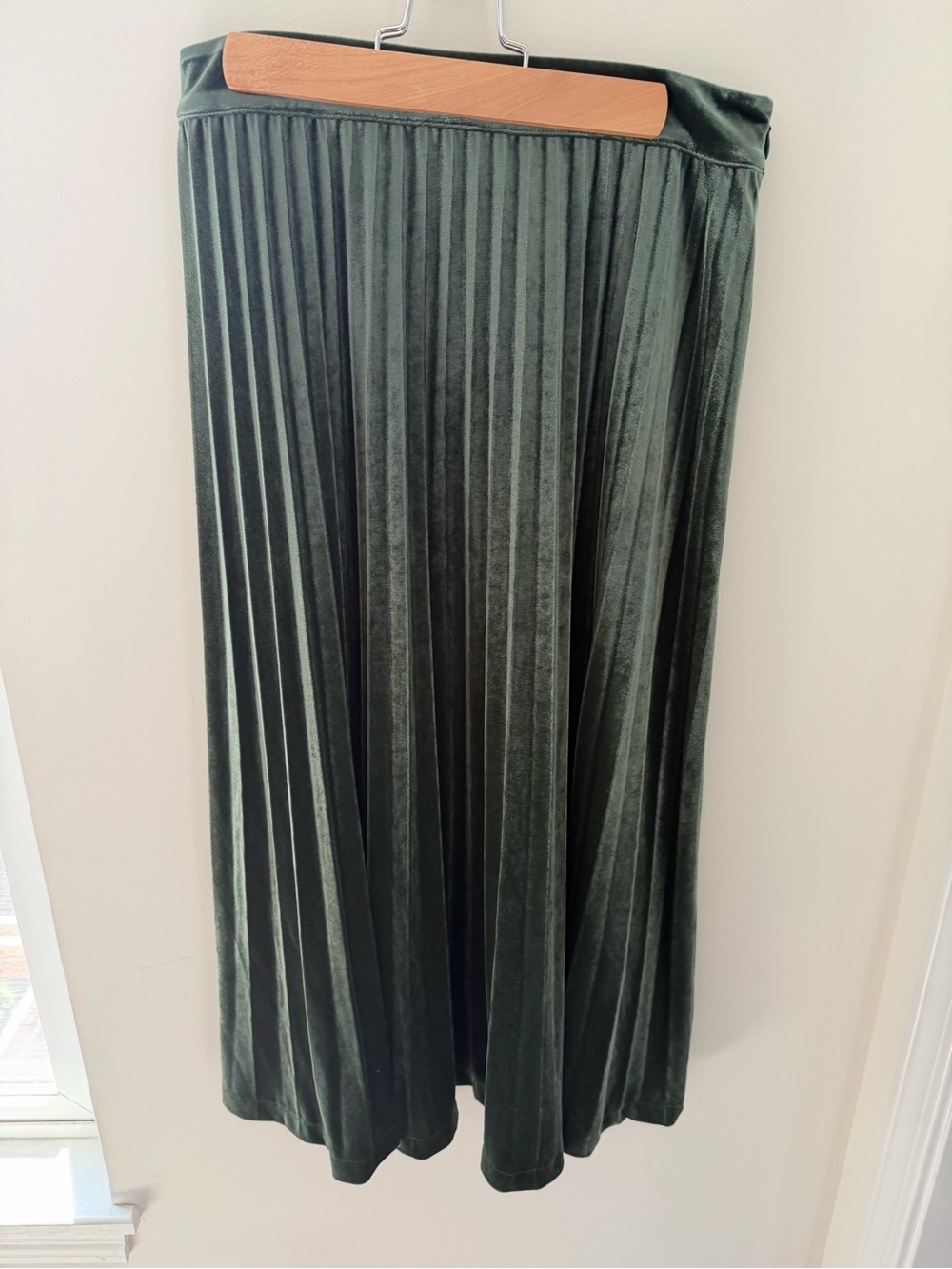 Velvet Pleated Mini Skirt in Dark Green